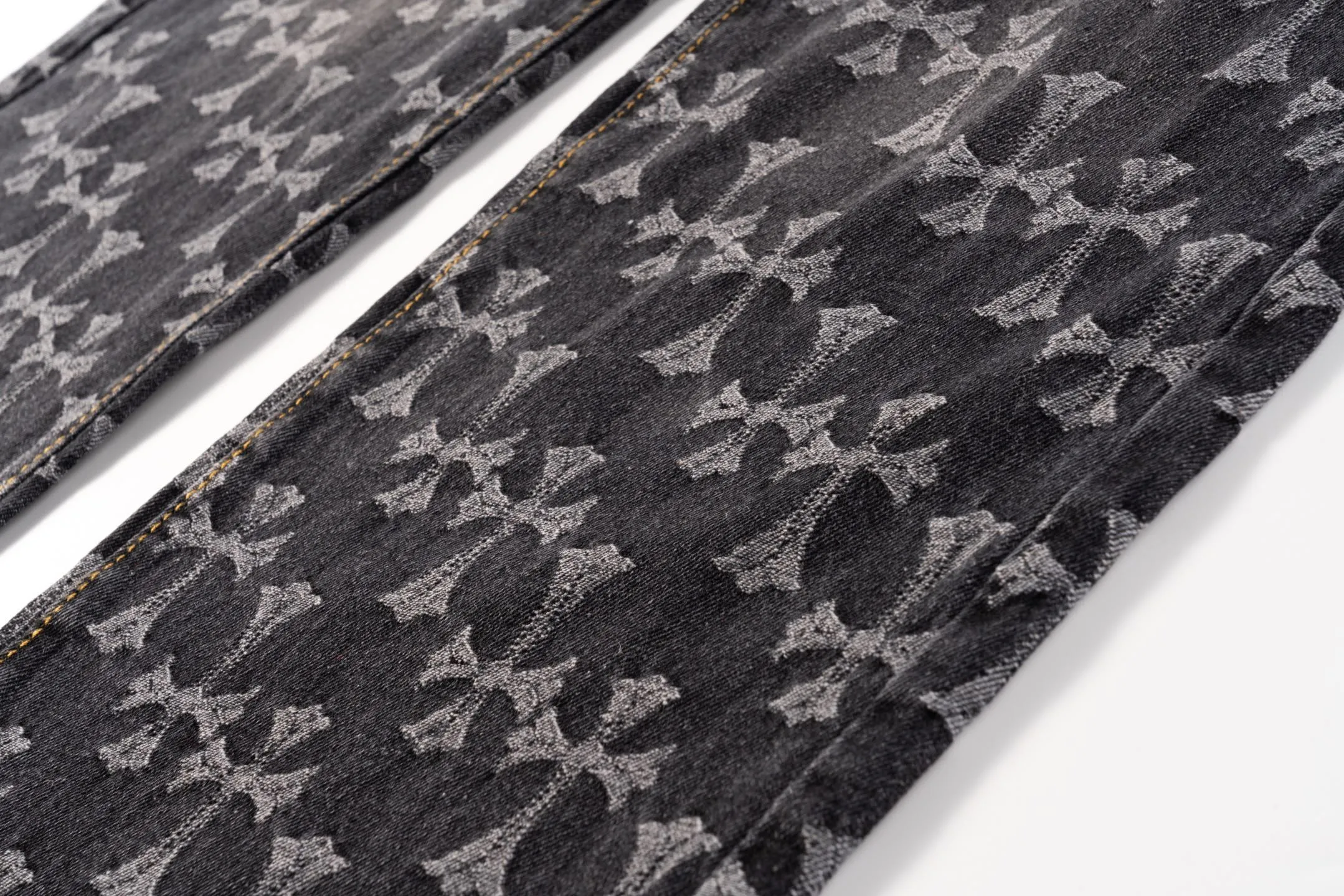 P220 Chrome Hearts double-sided heavy-duty jeans with LOGO jacquard and dark pattern printed all over, truly restoring the ultimate texture of Vintage, special Italian cowhide printed and cut, custom-made sheepskin three-layer thick line leather, the whole splicing in heavy water washing process, you can see the details, three-dimensional cutting version, loose and comfortable, not flattering on the figure, taller and slimmer, factory Seiko, original quality control, same style for men and women, can be matched with couples, versatile recommendation, must-have jeans for all seasons Style number: 1650# Color: black Size: S-XXL (corresponding to 28-36)